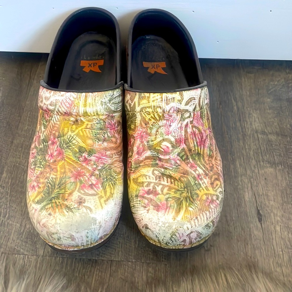 Danskos size 39 (women’s size 8.5-9)